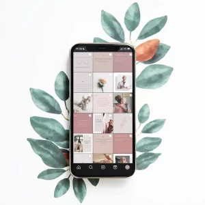 Mise en situation du feed instagram de Cybèle Boutique. Un smartphone est posée sur une aquarelle de fleurs. 🌿 Pilea Studio - Design graphique et webdesign à Lille