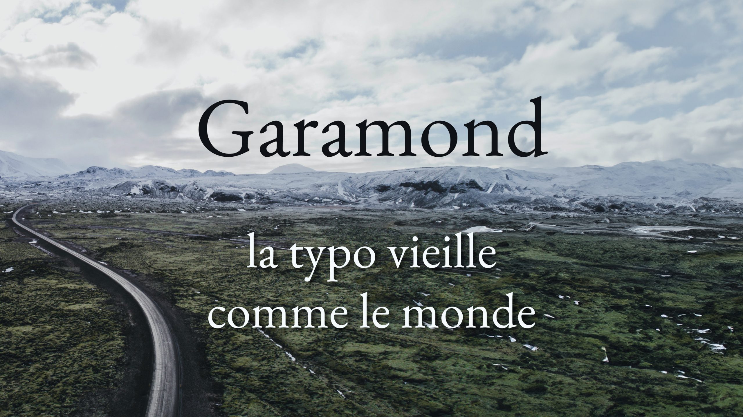 Photo d'un paysage sauvage avec des montagnes au loin, et une route qui traverse la partie gauche. Au centre est écrit le titre de l'article "Garamond, la typo vieille comme le monde"